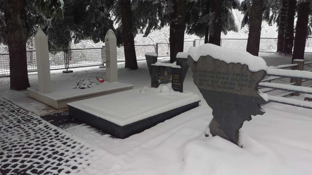 Brezovača - Grob Čedomira i Blondija